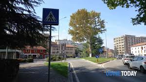 Lo derubano vicino a piazzale Chiavris con il trucco della gomma bucata