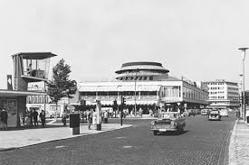Berlin 1950er Jahre Kurfuerstendamm Joachimsthaler Strasse Die Verkehrskanzel U Das Beruhmte Cafe Kranzler Berlin Geschichte Berlin Berlin Stadt