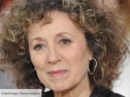 Tout s'est arrêté du jour au face au présentateur, mireille dumas a confié n'avoir aucun tabou sur le sujet et révélé avoir touché 20 000 euros par mois (pour animer vie privée, vie publique) et un. Mireille Dumas Raconte Comment Elle A Echappe Au Divorce Malgre Sa Relation Explosive Avec Son Mari Femme Actuelle Le Mag