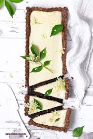 Das Beste Holunderbluten Tarte Rezept Mit Selbstgemachtem Holunderbluten Sirup Und Weisser Schokolade Perfekt Fur H In 2020 Tart Recipes Elderflower Recipes Food