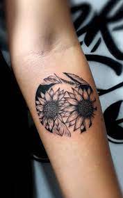 Geometric Sunflower Tattoo C Tattoo Artist Cientoocho Ink Flower Wrist Tattoos Sunflower Tattoos Wrist Tattoo Cover Up