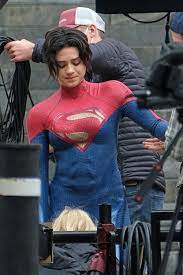 Sasha calle's full supergirl costume has been spotted on the set of the flash. Nb5zje Noibym