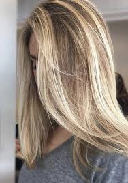 Balayage blond sur une chevelure brune : Coloration De Cheveux Les Tendances Balayage Blond A Adopter En 2020 Cheveux Blonds Fonces Cheveux Cheveux Meche Blonde
