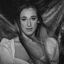 Aleksandra Guzik's Instagram, Twitter & Facebook