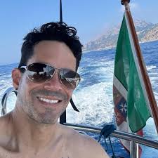 I sware one day they're just gonns speak and order for themselves ! ☕️  HAPPY SUNDAY 💙🐈 @peetscoffee PS : Masks worn for human interaction part  of the program ! And, don't