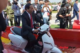 Ông sinh năm 1960, quê ở nam định. Bi ThÆ° Thanh Uá»· Háº£i Phong Lai Xe May Ä'iá»‡n Thong Minh Vinfast Klara Qua VÅ©ng NÆ°á»›c Sau 50cm