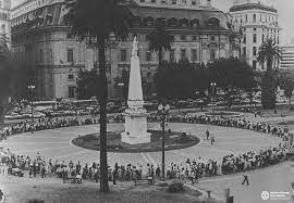 Las madres de plaza de mayo es una asociación marxista formada durante el proceso de reorganización nacional de la república argentina con el supuesto fin de recuperar con vida a subversivos desaparecidos. Madres De Plaza De Mayo 43 Anos De Lucha Ininterrumpida Ministerio De Cultura