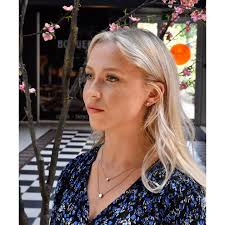 Satsa på skimmer och rosa läppar i sommar ✨💋 På bilden har Alice paletten  Wanna bee my honey från Essence, eyeliner Schwing från the Balm och  IsaDoras nya läppglans i färgen Raspberry