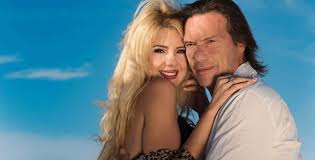 Ο στράτος τζώρτζογλου και η σοφία μαριόλα παντρεύονται σε λίγες ώρες στο εκκλησάκι του τίμιου σταρού, στο ακρωτήρι χανίων. Stratos Tzwrtzogloy Sofia Mariola Deite Thn Anaggelia Toy Gamoy Toys