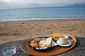 Petit Dejeuner En Bord De Mer Le Benitier Plage Restaurant A Cannes Creative Food Beach Magical Places