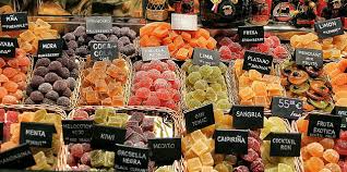 Se c'è un luogo dove tradizione e modernità, amore per i prodotti locali ed esotici convivono e si le prime notizie storiche fanno risalire la presenza di un mercato di strada nell'attuale zona della boqueria già nel xiii secolo. Mercato Della Boqueria Barcellona Orari Dove Mangiare Info E Consigli