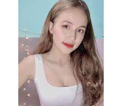 Khi tóc không được cung cấp đủ các dưỡng chất, vitamin cần thiết sẽ làm cho tóc khô, yếu dần và dễ bị gãy rụng, hoặc sử dụng nhiều loại mỹ phẩm, hóa chất không an toàn, thường xuyên uốn, duỗi, nhuộm làm tổn thương biểu bì tóc. Hot Girl 9x Co GÆ°Æ¡ng Máº·t Trong Sang NhÆ°ng Body Quyáº¿n RÅ© Ä'á»'i Láº­p