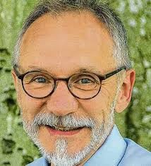 Kay-Ulrich Bronk bildet Pastoren aus