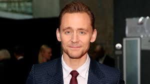 Tom hiddleston is rumoured to have hooked up with priyanka chopra (2016), elizabeth olsen (2015), lara pulver (2013) and jessica chastain (2013). Tom Hiddleston S Latest Career Move Is Concerning People