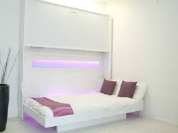 Se invece optate per un letto a castello tradizionale, ovvero un letto sopra l'altro, otterrete anche in questo caso il minimo ingombro e per quanto riguarda l'accesso al letto superiore optate per una scaletta comoda, con. Letto A Castello Con 3 Letti Per L Arredamento Di Camere Da Letto E Camerette Vivilospazio Mobili Trasformabili