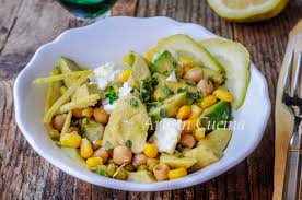 La pasta e ceci veloce è la ricetta che fa per voi se amate le zuppe di legumi cremose e non sapete ho chiamato questa versione di pasta veloce poichè uso i ceci precotti in barattolo, eliminando così. Insalata Di Avocado Ceci E Feta Greca Ricetta Veloce