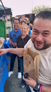 El Chido y El Bueno @Héctor Castillo, con su esposa @Laura Vanegas, nos  lanzamos al mercadito de Lomas Altas, a hacer campaña cerquita de la gente.  Nosotros no necesitamos cercos, ni paleros y mucho ...