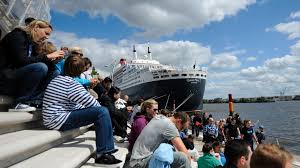 Crew1,292 queen mary 2 is a remarkable flagship, her style and elegance are legendary. Kreuzfahrt Queen Mary 2 Und Hamburg Zehn Jahre Hafenliebe Der Spiegel