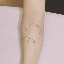 Los diseños de tatuajes de la constelación de sagitario son muy simples y sutiles, pero muy significativos. Pin On Tatuaje