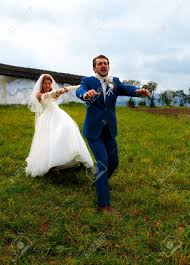 Hochzeit bilder lustig silberne hochzeit spr che lustig hochzeitspr che lustig pin bilder. Braut Ihren Brautigam Zu Ihr Mit Einem Seil Ziehen Lustige Hochzeit Konzept Lizenzfreie Fotos Bilder Und Stock Fotografie Image 50045119