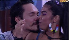 BBB22: Maria pega preservativos e se mostra pronta para ir com Eliezer para  debaixo do edredom