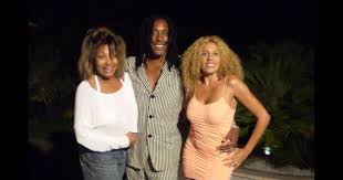 Ignorant le dessert, afida turner s'est levée pour aller se rafraichir le visage, visiblement agacés, les concurrents n'ont pas attendu son retour pour commencer à manger. Modzik