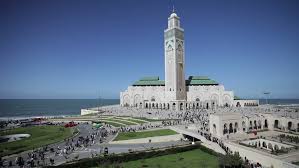 Das hotel liegt in casablanca, an der atlantikküste, ist es die größte moschee in marokko und die höchste religiöse gebäude der welt. Shutterstock