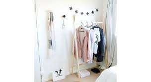 D'intérieur ou d'extérieur, ce canapé en pin façon palette industrielle apportera une ambiance nature à votre salon. Diy 15 Idees Pour Fabriquer Sa Penderie Soi Meme