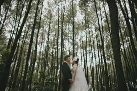 Bahkan, jika anda melihat di dunia maya banyak sekali yang bisa dijadikan inspirasi agar mendapatkan foto prewedding unik. Mau Prewedding Kunjungi 10 Tempat Keren Di Bogor Ini