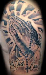 Orando Mao Com A Nuvem Da Tatuagem Combinacao Bonitas No Ombro Ideias P Tatuagens De Ombro Para Homens Melhores Tatuagens No Ombro Tatuagens Na Mao Para Homens