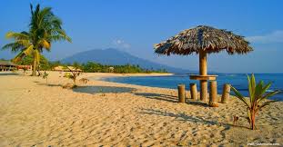 Di sekitar pantai laguna disediakan selter yang berfungsi sebagai tempat istirahat, berteduh, sekaligus menikmati panorama. Wisata Lampung Pantai Laguna Helau Kalianda Lampung Selatan G Hotel Syariah