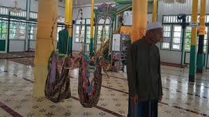 Dengan ayunan bayi rotan ini, membuat si kecil lebih cepat terlelap ketika tidur dalam ayunan. Keberadaan Ayunan Bayi Di Ruang Induk Masjid Al Mukkarramah Ternyata Ini Tujuannya Banjarmasin Post