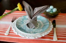 Si le lapin de pâques fait figure d'incontournable, vous pouvez également plier vos serviettes en forme de cloches ou de nids d'oiseaux, dans lesquels vous déposerez des petits oeufs en chocolat pour vos invités. Pliage De Serviettes De Table Pour Paques 20 Idees