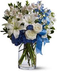 Голубые гортензии, эустома и кустовые розы в корзине. Happy Valley Blue And White Bouquet