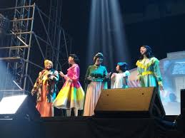 Lakukan dengan cinta ini merupakan salah satu lagu dalam album perdana neona bertajuk with love, neona. Naura Tebar Cinta Di Album Katakanlah Cinta Okezone Celebrity