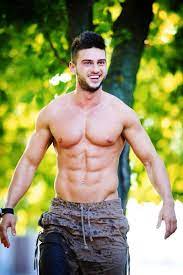 Dorian popa lanseaza piesa ghinionist, coloana sonora a filmului ghinionistul, din distributia caruia face parte. E Tanar Si Sexy Asa Ca Si Permite Orice Dorian Popa Schimba Femeile Ca Pe Sosete Iar Ea Este Utima Cucerire