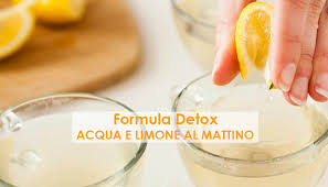 Una di queste ultime è la seguente: Acqua Calda E Limone Al Mattino Il Rimedio Detox Naturale