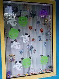 I was amazed to see so many windows decorated. 10 Examples Of Window Decorating At Disney Resorts