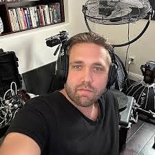 Aaron Tomlinson's Instagram, Twitter & Facebook