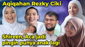 Saat berpose di depan kamera, tampak ada sosok menyeramkan di sekitarnya. Jalan Kaki Kerumah Baru Citra Kirana Rezky Aditya Youtube