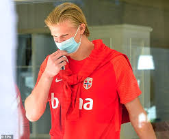 Erling haaland has been spotted enjoying himself by partying on a yacht on the greek island of mykonos. Premier League Linked Erling Haaland Cools Speculation Over A Borussia Dortmund Exit Spy Gists