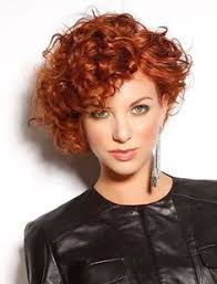 Met Een Bos Krullen Kan Jij Een Super Trendy Kort Kapsel Laten Knippen Kapsels Voor Haar Kapsels Kort Krullend Haar Krullende Kapsels