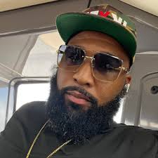 Whew! Desi Banks is speaking out after Complex ranked Druski the funniest  person "on the internet right now." 😬👀 See what he exclusively said:  https://theshaderoom.com/desi-banks-speaks-out-complex-ranked-druski-funniest-person-internet-right-now  ...