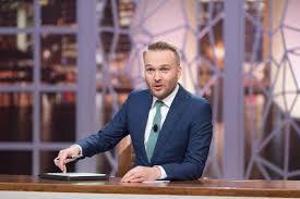 Dan kijkt arjen lubach stellig in de camera. Arjen Lubach Arjenlubach Twitter