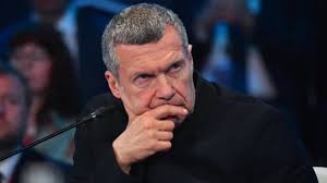 Na svatebních fotografiích jsou američtí modelové, ne Solovjovův syn —  Demagog.cz