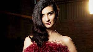 Oyuncu neslihan atagül'ün sağlık sorunları nedeniyle başrolünde yer aldığı diziye veda etmesinin ardından yerine gelen tuba büyüküstün oldu. Tuba Buyukustun Den Sefirin Kizi Mesaji Magazin Haberleri