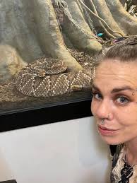 Look how he handles that massive snake! 🥰🥰🤣🤣