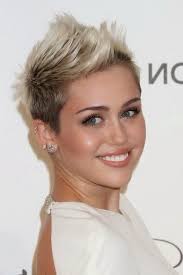 Kurzhaarfrisuren undercut bautfrisur mit undercut bob idee rosa nuance blond elegant look kurzhaarfrisuren damen 2019 trend undercut wunderschone undercut frisuren fur coole frauen. Platte Fiskal Auf Der Grundlage Undercut Kurzhaarfrisuren Damen Maeta