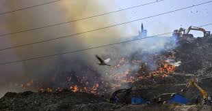 Delhi: Ghazipur landfill site fire rages on, FIR registered against  unidentified persons