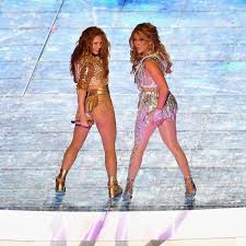It's entirely in spanish, and even if you don't understand spanish completely, it's absolutely wonderful to listen to, especially if you like shakira's vocal style. Shakira Und Jennifer Lopez Fur Ihre Ewige Jugend Feiern Ohne Mich Barbara De